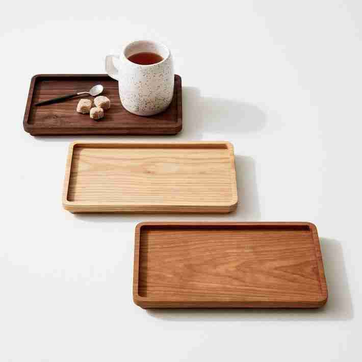 <p>Flat object for carrying food and drinks</p>