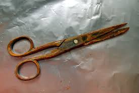 <p>rusty (rỉ sét)</p>