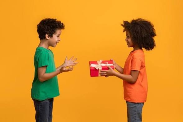 <p>He gave</p><p>He gave a gift to his friend</p><p>I gave a gift to one of my friend and they were very happy</p>