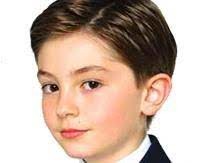 Son père est riche et lui achète tout ce qu'il veut.