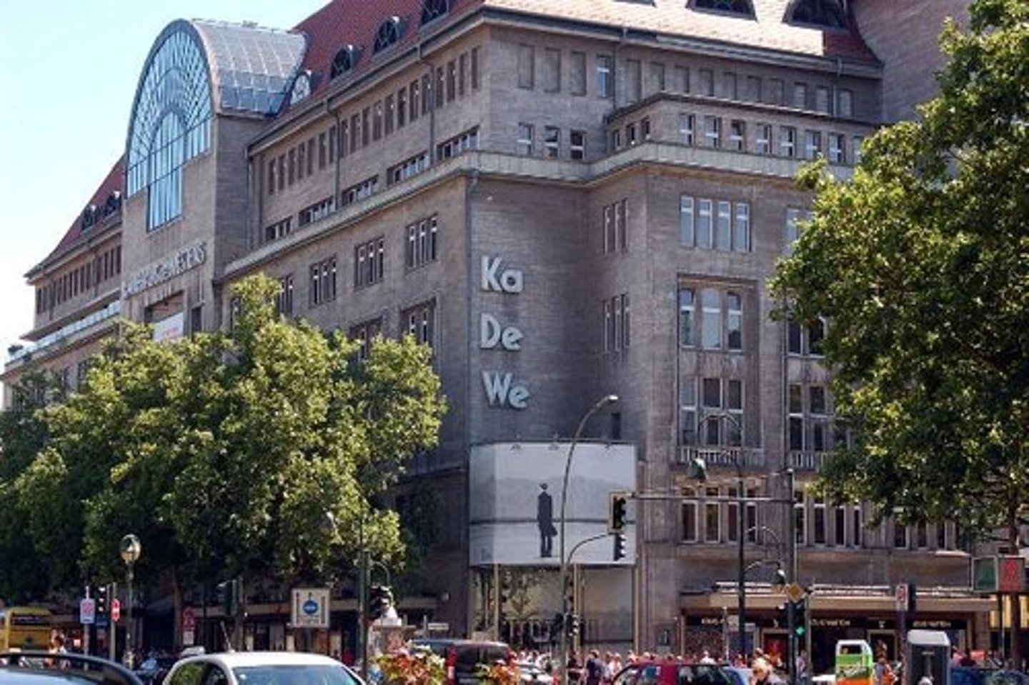 <p>C&A, Kaufhof, KaDeWe, Kohl's, Macy's; hier kann man Kleidung oder andere Dinge kaufen</p>