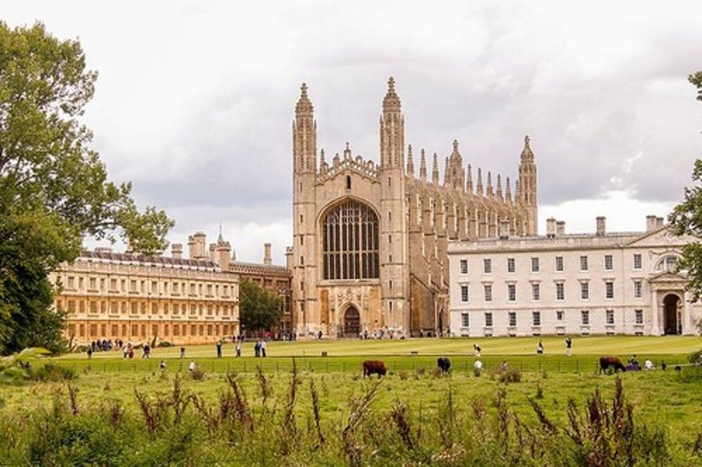 <ul><li><p><span style="background-color: transparent;"><span>Founded by King Henry VI, who envisioned a chapel of cathedral-like scale for the new college</span></span></p></li><li><p><span style="background-color: transparent;"><span>Each Tudor monarch contributed, making the chapel a project reflecting the power and prestige of the crown</span></span></p></li><li><p><span style="background-color: transparent;"><span>Perpendicular Gothic Style: vertical lines, large windows, and elaborate vaulting</span></span></p></li><li><p><span style="background-color: transparent;"><span>fan-vaulted ceiling</span></span></p></li><li><p><span style="background-color: transparent;"><span>Large windows depict biblical narratives from Creation to the Resurrection</span></span></p></li><li><p><span style="background-color: transparent;"><span>Chapel embodied Henry VI’s vision of a college dedicated to religion and learning, later monarchs used it to project Tudor authority</span></span></p></li></ul><p></p>