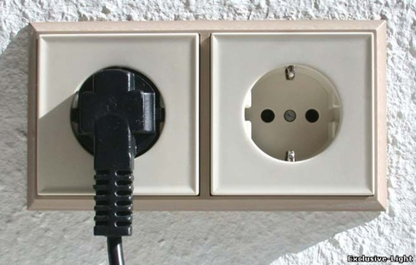 <p>left: the plug, right: the outlet</p>