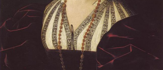 <p>It is a type of chemise where parts of its neckline and sleeves are seen</p>