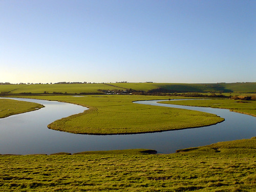 <p>Bends in the river that occur in the middle course.</p>