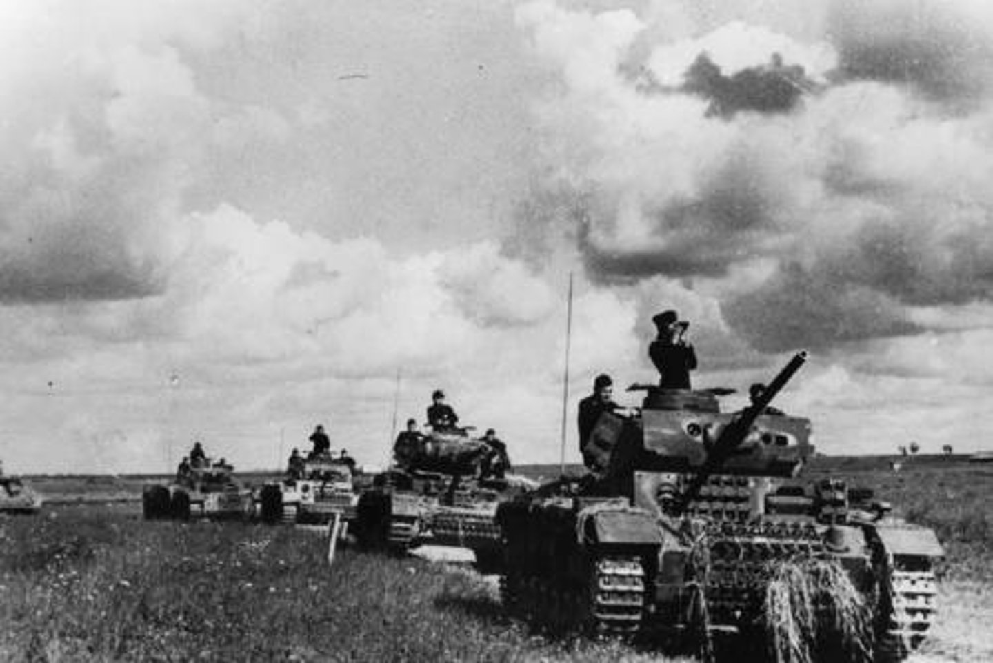 <p>"Lighting war", typed of fast-moving warfare used by German forces in WWII</p><p>"Guerra relámpago", tipo de guerra de rápido movimiento utilizada por las fuerzas alemanas en la Segunda Guerra Mundial</p>