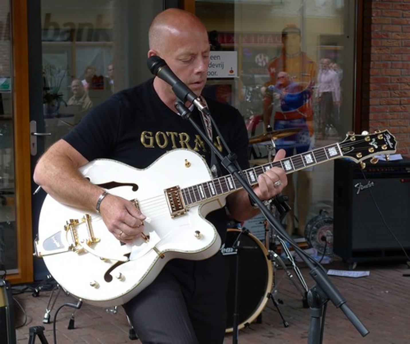 <p>a musician who plays the bass guitar : người chơi đàn bass</p>