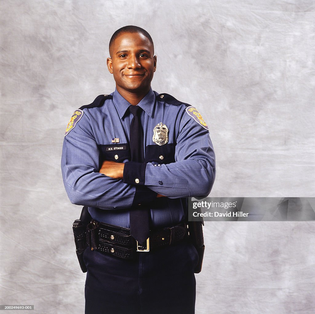 <p><strong>police officer</strong></p><p>/pəˈliːs ɒfɪsə(r)/ Noun</p>