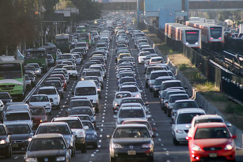 Flujo de vehículos por las calles de una ciudad