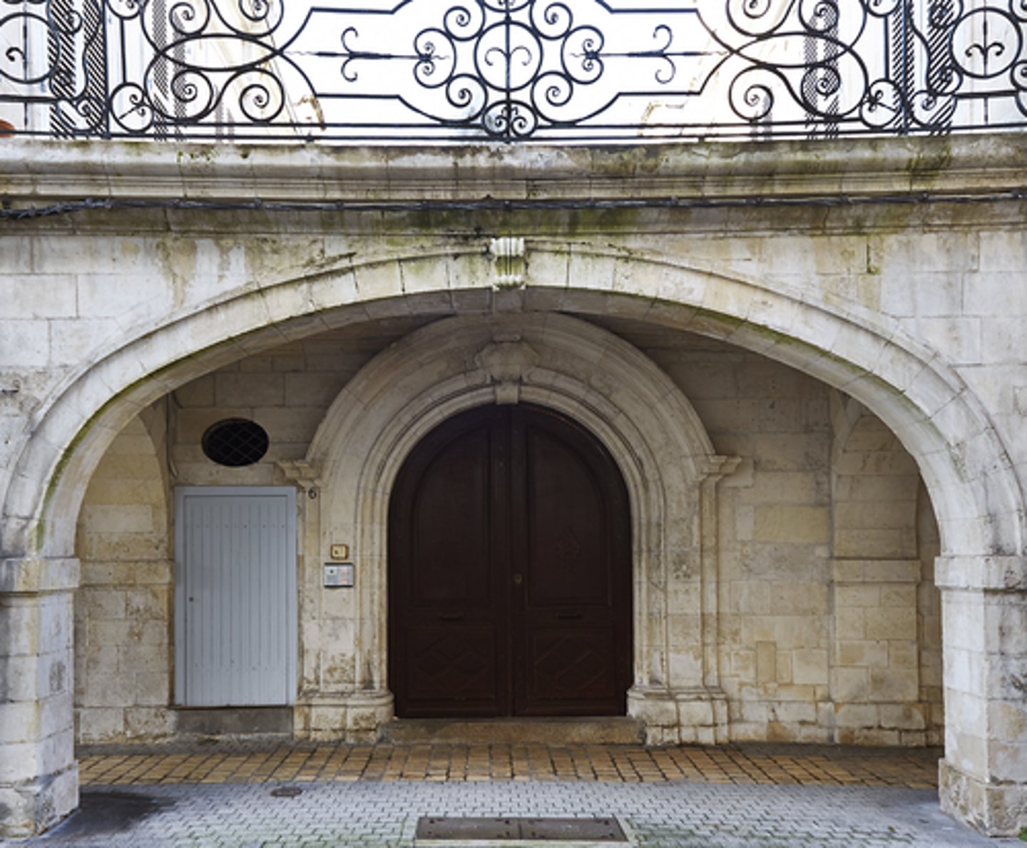 <p>Arc formé en demi-ovale.</p>