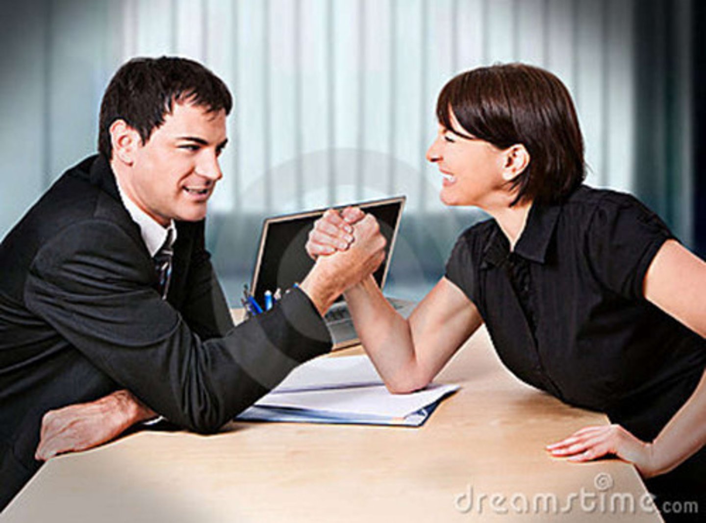 <p>суперник, конкурент(a person, group, etc. competing with others for the same thing or in the same area:</p><p>=He beat his closest/nearest rival by 20 marks.)</p>
