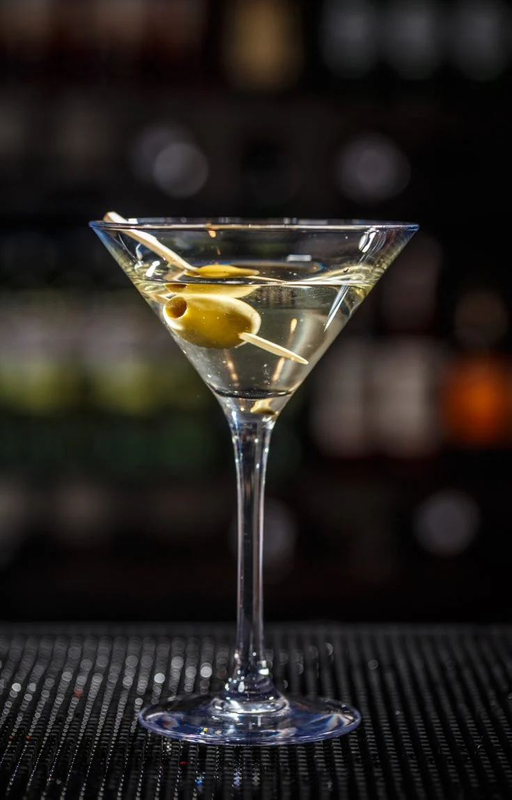 <p>martini, 2.5 oz vodka/gin, 0.5 oz dry vermouth, 0.5 oz olive brine, garnished with olive, served straight up</p>