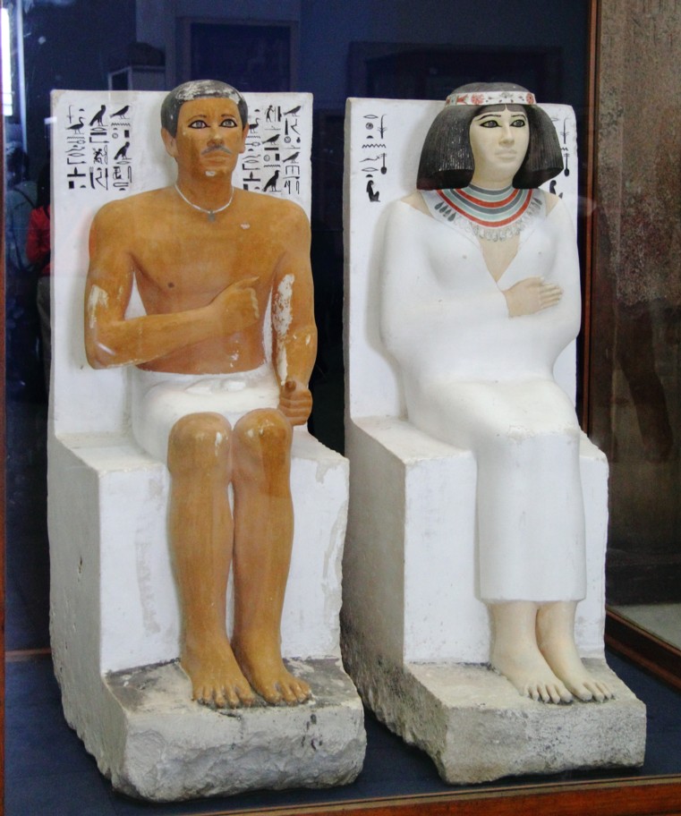 <p>Van welk materiaal zijn de zittende beelden van Rahotep en Nofret gemaakt en hoe groot zijn ze</p>