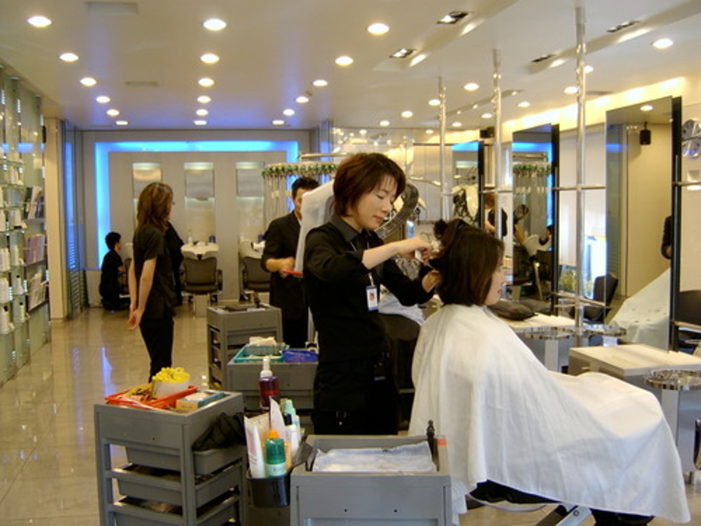 <p>(v): tiệm làm tóc</p>
