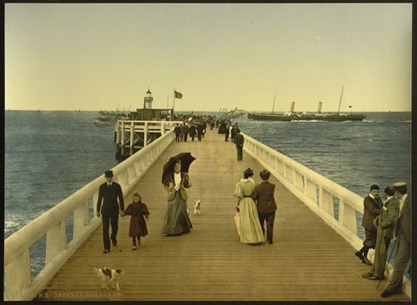 <p>bến tàu<br>Ex: After lunch, the family went for a walk along the pier. (Sau bữa trưa, cả nhà đi dạo dọc bến tàu.)</p>