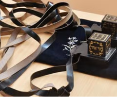 Deriden yapılmış ve yassı deri şeritlerle birbirine tutturulmuş siyah renkte iki kare kutucuktan oluşur. İçlerinde parşömen üzerine el yazması olarak, Tora'dan dört ayrı bölüm içeren dörder rulo bulunur. Doğumunun 13. yılına ulaşmış her Yahudi erkek, dinsel erginliğe varmış sayılır ve Yahudi kimliğinin gerektirdiği tüm adet, gelenek, töre ve yasalara uymak zorunluluğu taşır, bu da onlardan biridir.