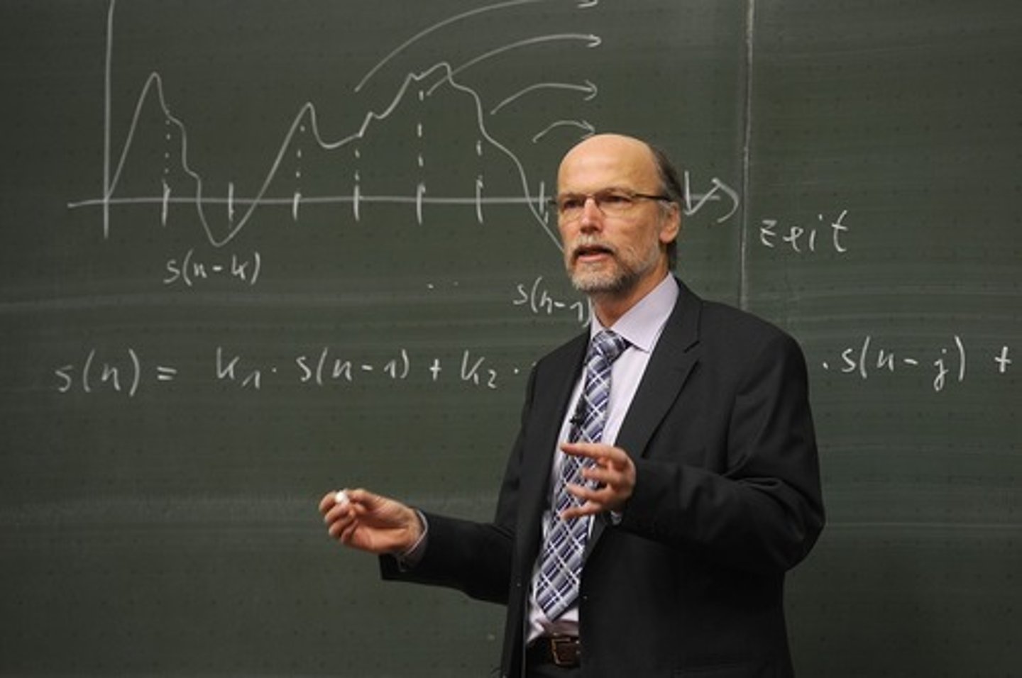 <p>jiàoshòu</p><p>(N)</p><p>professor</p>