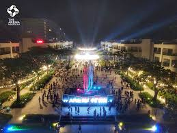 <p>The _____city streets were <strong>bustling with people</strong>, creating<strong> a lively and energetic atmosphere.</strong></p><p class="style_collocation__trans__nAf6q"><em>Những con phố nhộn nhịp của thành phố tràn đầy sức sống, tạo nên một bầu không khí sống động và tràn đầy năng lượng.</em></p>