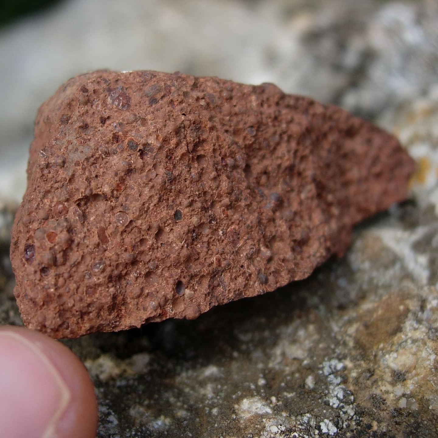 <p>Quel est le nom du minerai principal servant à fabriquer l’aluminium, formé de roches riches en oxydes d’aluminium et souvent rougeâtres ?</p>