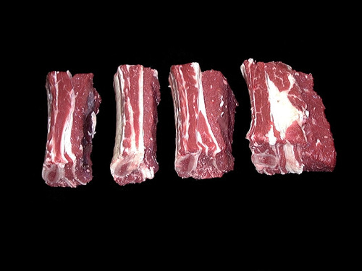 <p>biːf rɪbz<br><br>A section of a cow from which meat is butchered.<br><br>sườn bò</p>