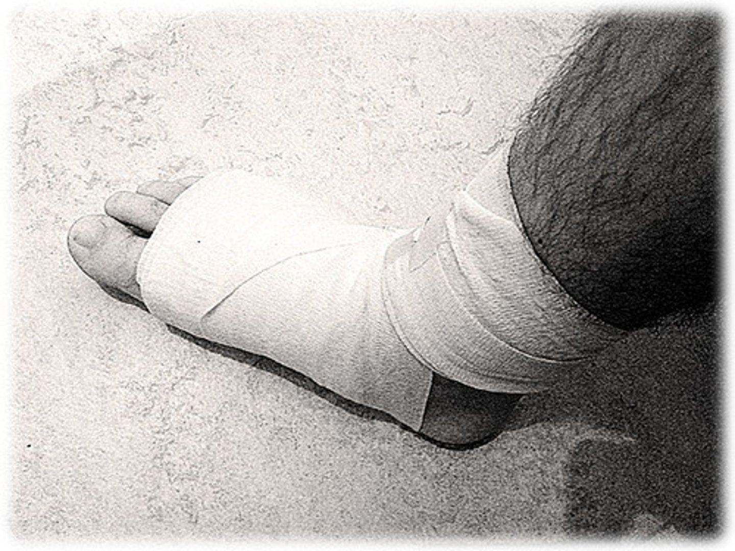 <p>to injure (one's foot)</p>