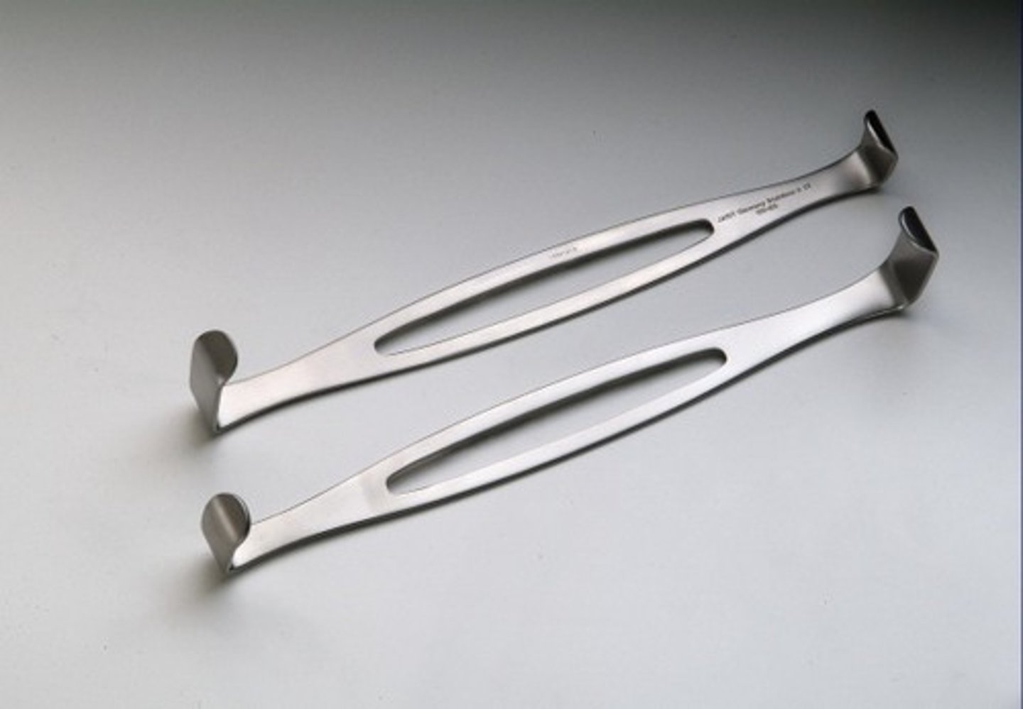 <p>Double-ended, smooth blade used to retract skin, fat, and muscle.</p>