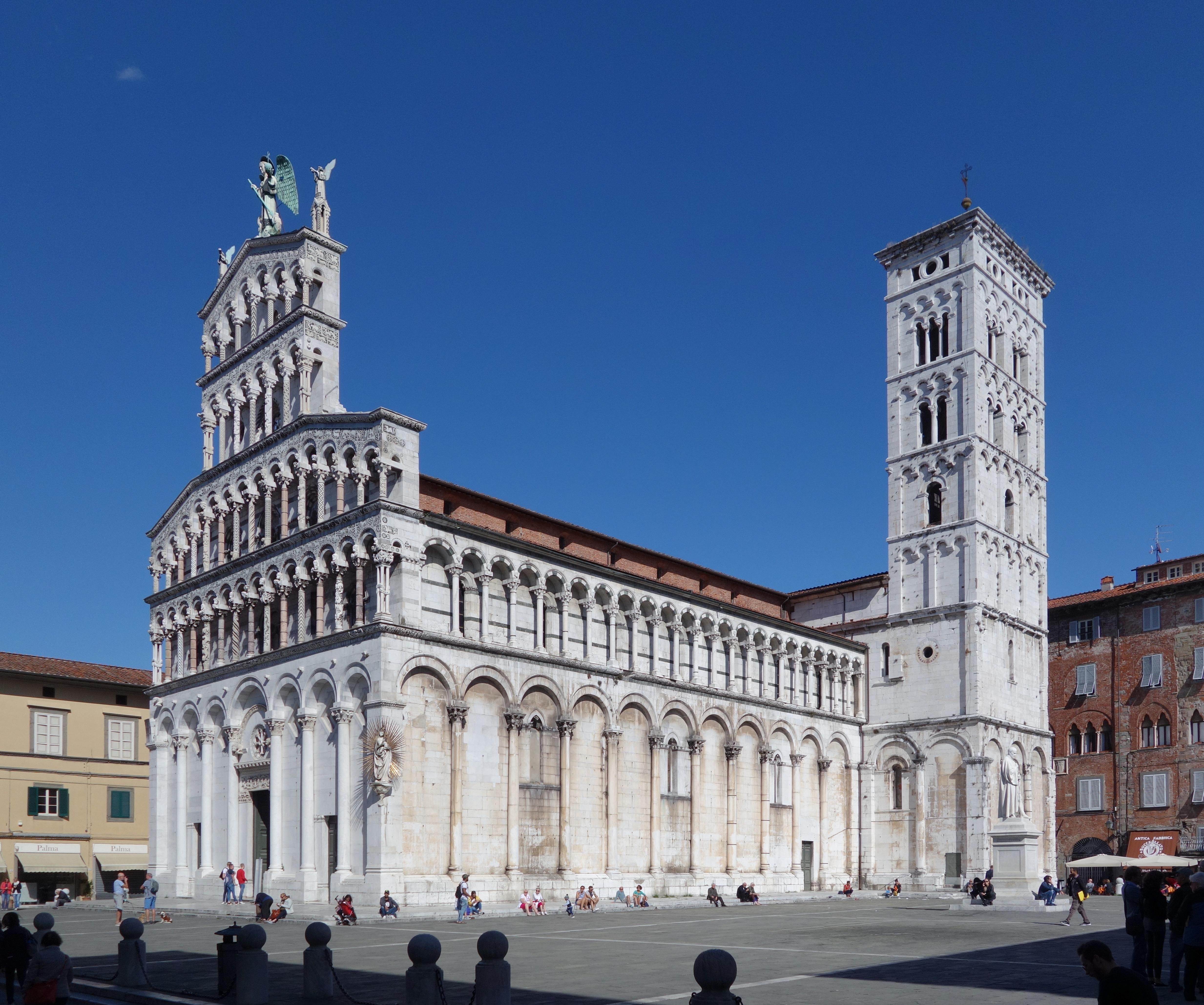 <p>Quando la facciata non corrisponde alle dimensioni dell'edificio retrostante (es. S. Michele in foro, 1143)</p>