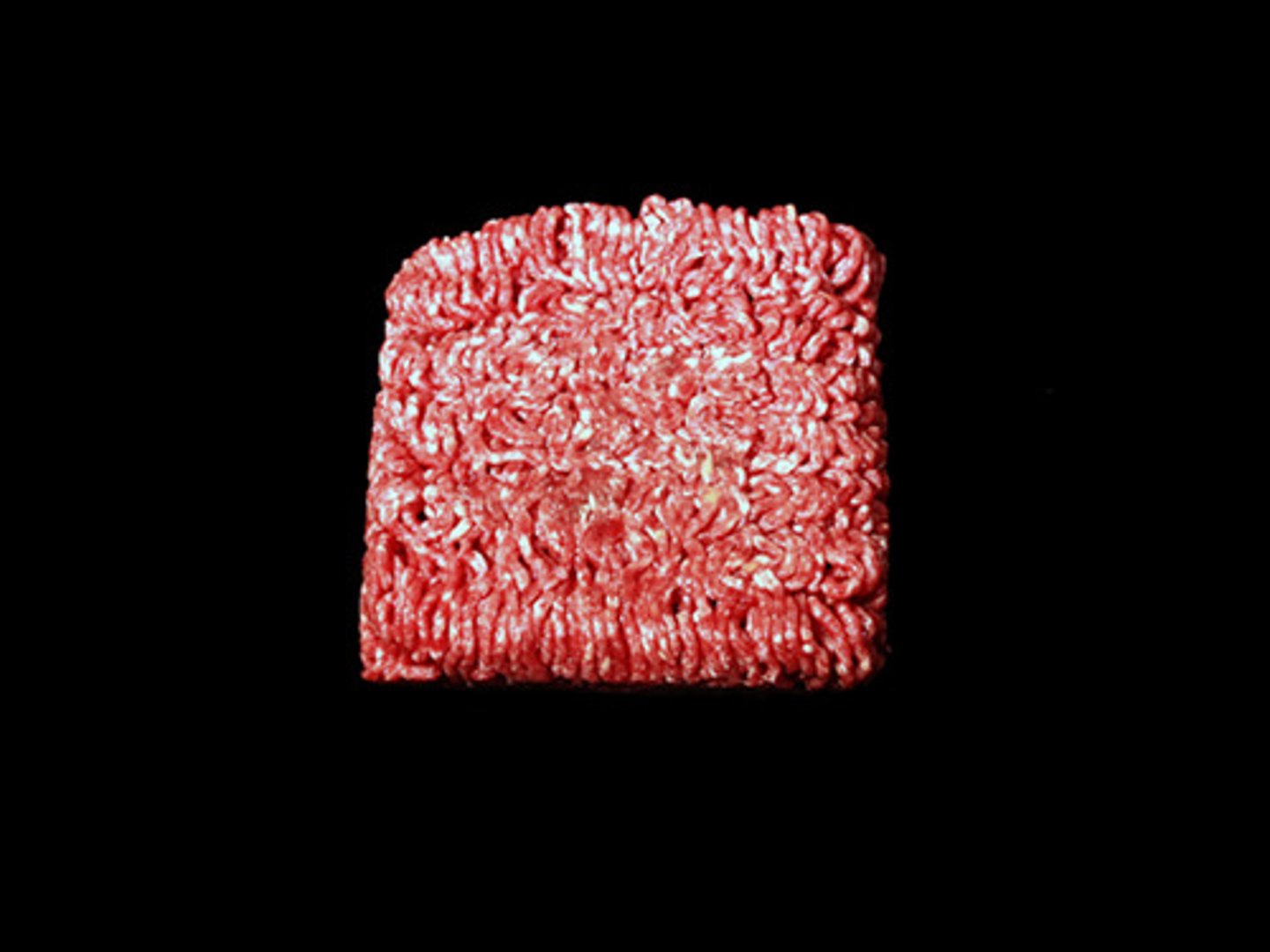 <p>n<br><br>/ˌɡraʊnd ˈbiːf/<br><br>meat, usually beef, that has been cut up into very small pieces, often using a special machine<br><br>thịt bò xay</p>