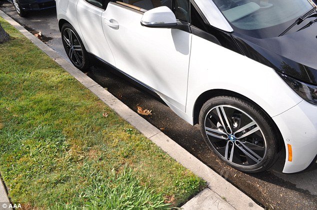 <p><strong>Before stopping by the kerb, you need to consider the surrounding environment and ensure before maneuvering.&nbsp;</strong></p><p>You must also look out for road users in front and behind you, signal your intentions at least 3 seconds in advance, check your blindspot, and move to the left edge of the road.</p>