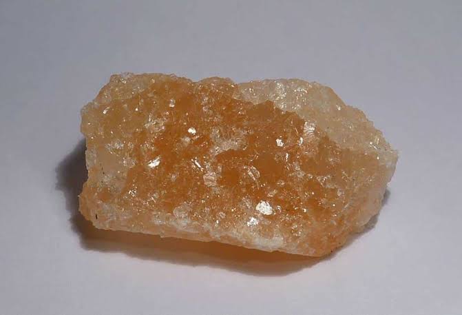 <p>Luster that appears as if mineral is coated in oil or grease</p>