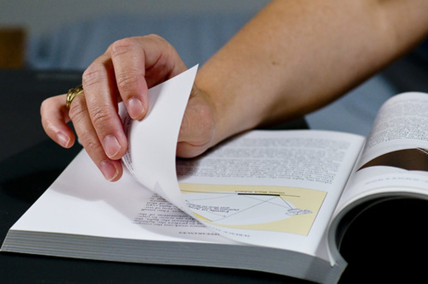 <p>[QUYẾN]</p><p>(を-めくる) lật lên, xắn lên (tay áo)</p>