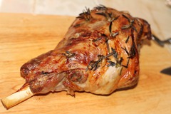 <p>a leg (of meat)</p>