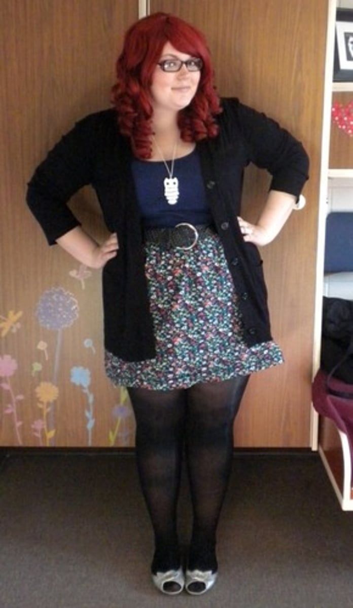 <p>this dress (aquí)</p>