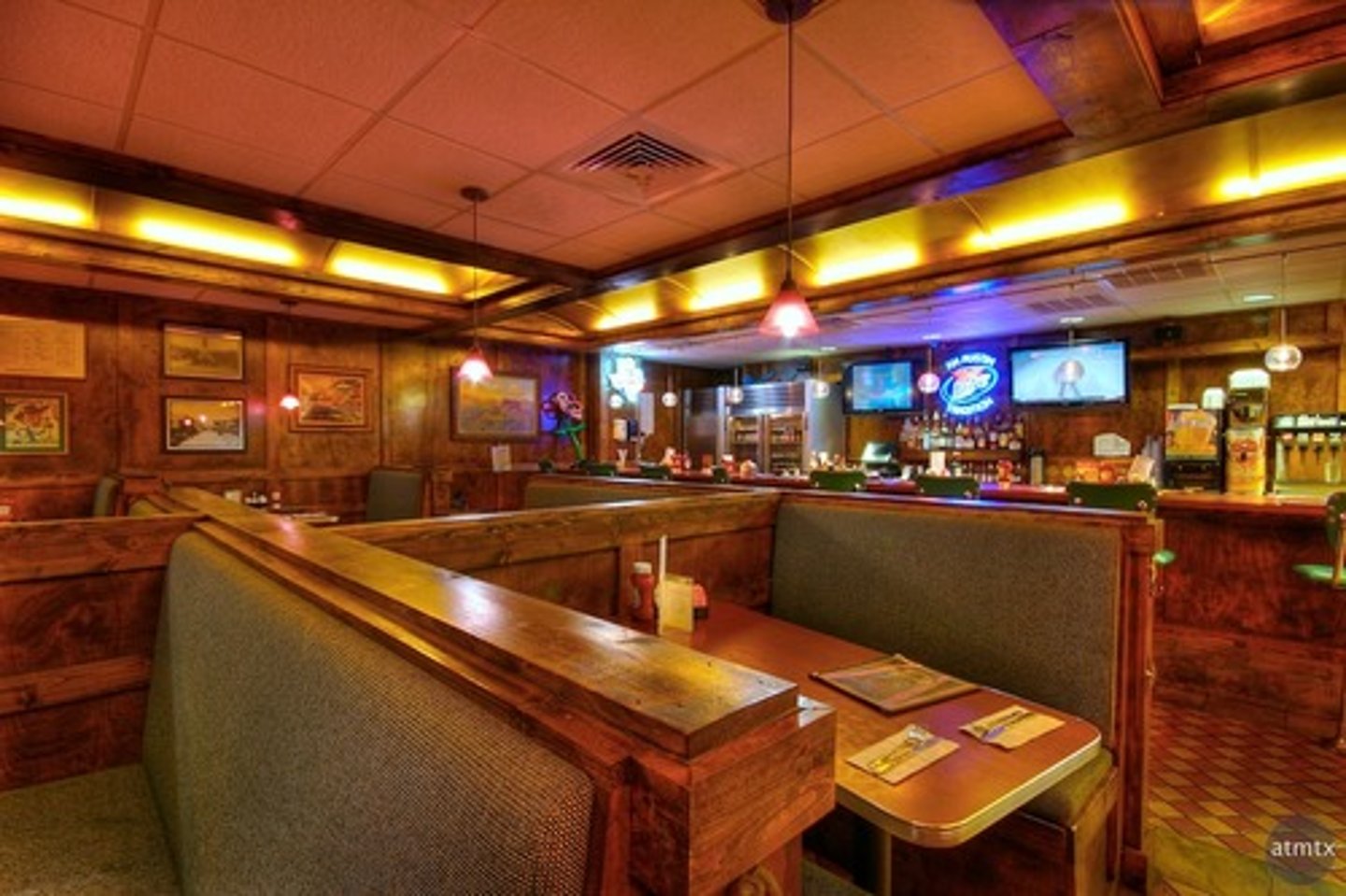 <p>(n) buồng (không gian nhỏ có vách ngăn)</p>