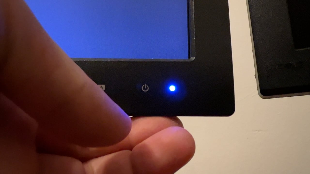 <p><strong>to start a device or machine</strong><br><em>Turn on the light.</em></p>