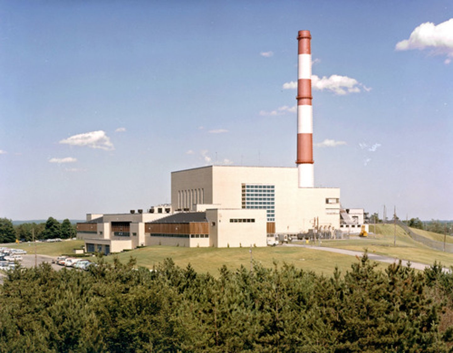 <p>(n.) a device used to control the release of nuclear energy as a power source</p>