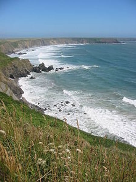 <p>borde de la tierra bañado por el mar; litoral</p>