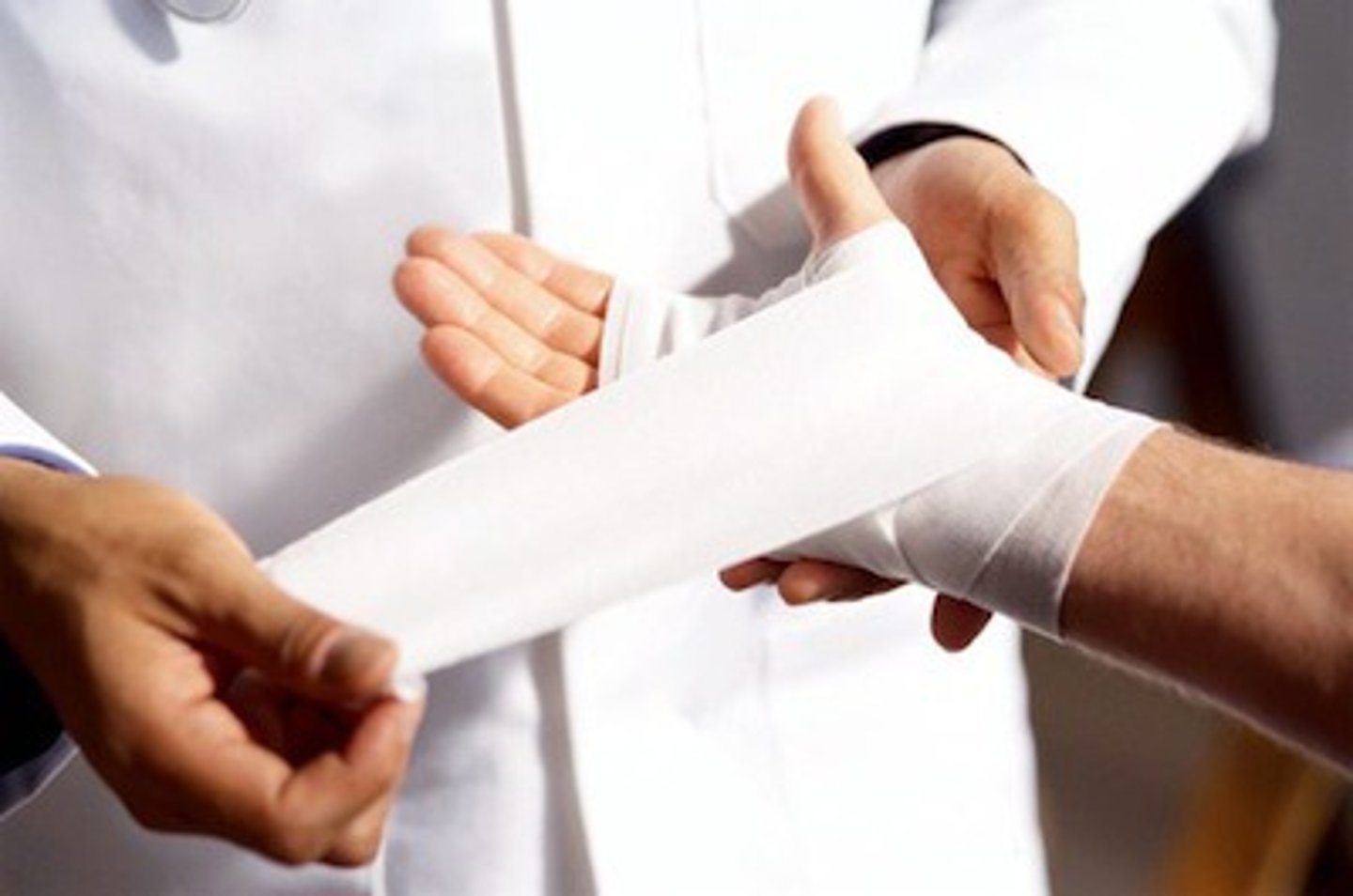 <p>Băng gạc - dùng để quấn, bảo vệ vết thương. (Sh</p><p>(SHe wrapped a bandage around her arm - Cô ấy quấn băng quanh cánh tay.)</p>