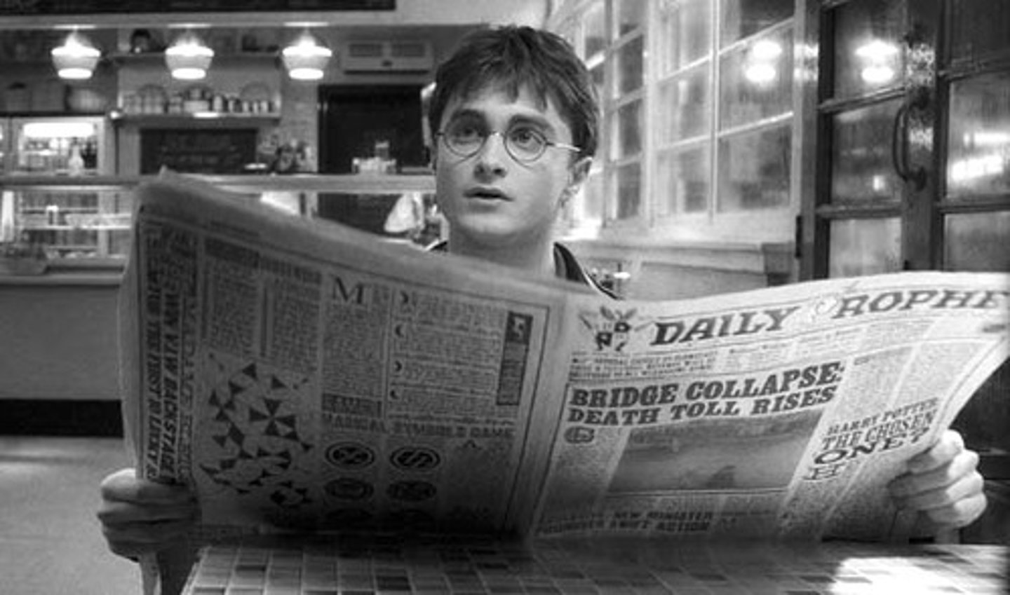 <p>читати газети</p>