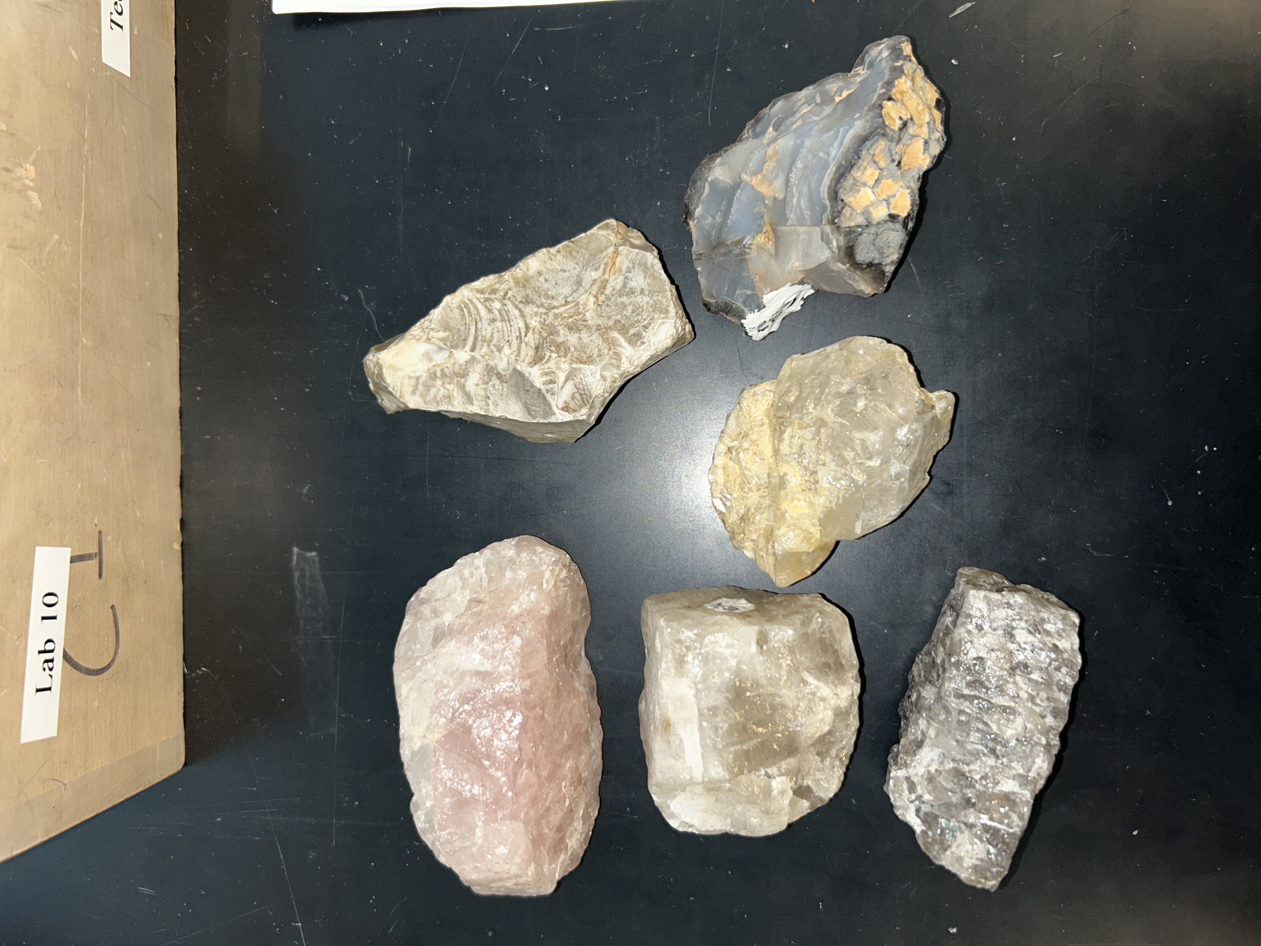 <p>SiO2</p><ol><li><p>﻿﻿﻿hardness= 7; scratches glass.</p></li><li><p>﻿﻿﻿clear, six-sided crystals (hexagonal)|</p></li><li><p>﻿﻿﻿conchoidal fracture</p></li><li><p>﻿﻿﻿"parallel lines" on side faces</p></li><li><p>﻿﻿﻿dark color from irradiation and trace amounts of AI3+</p></li><li><p>﻿﻿﻿"color" (for varieties)</p></li></ol>