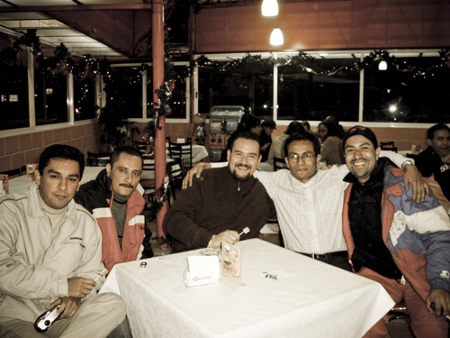 <p>to get together (with)</p>