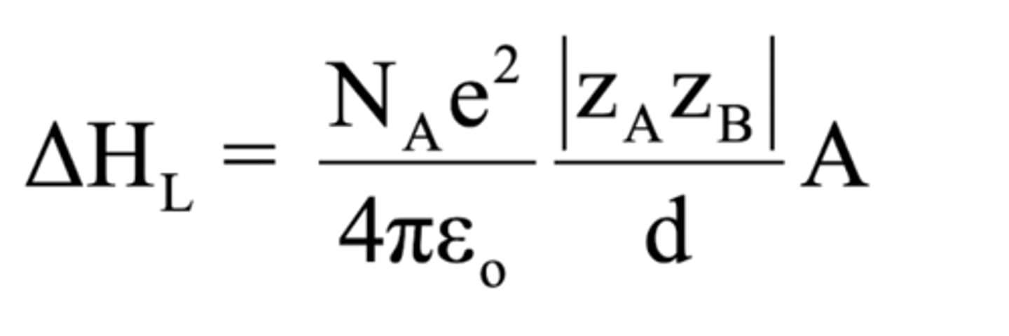 <p>NA = Avogadros konstant</p><p>|za*zb| = Absoluttverdien av ladning til ion a og b</p><p>e^2 = elementærladning</p><p>ε = permittiviteten i vakuum, 8.85 * 10^-12 Fm^-1</p><p>d = avstanden mellom ionene, r_ion a + r_ion b (gitteravstanden)</p><p>A = Madelungkonstant</p>