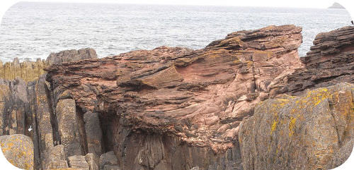  Hutton saw that the lower rock layers are very old. The upper layers are much younger.