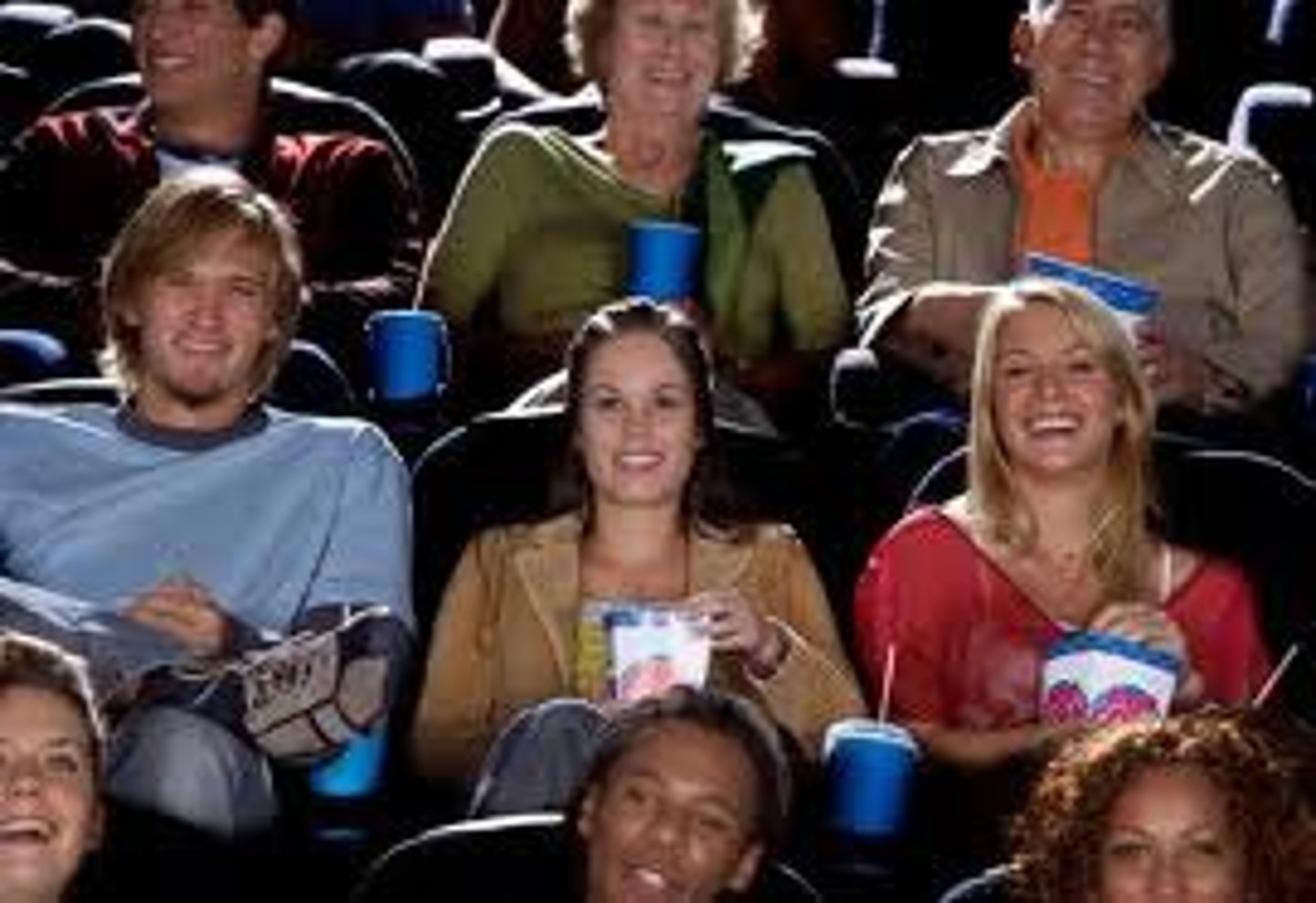 <p>ver una película</p>