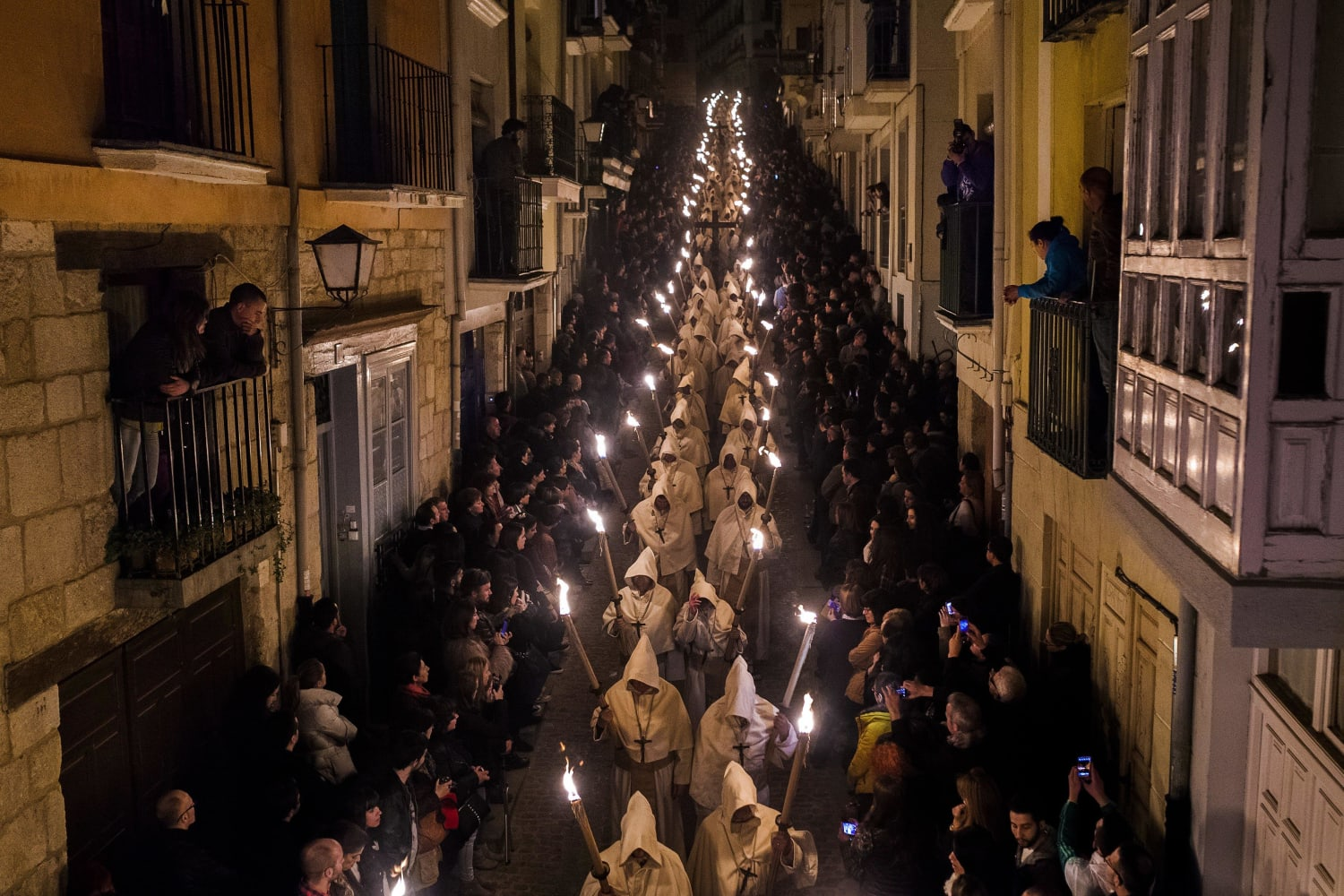 <p><span>A number of people or vehicles moving forward in an orderly way.</span></p>