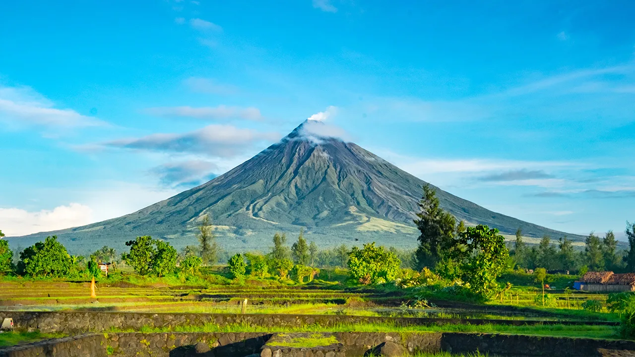 <p>Perfectly cone-shaped volcano.<br><br><span style="color: transparent">There have been 49 eruptions since the</span><br><span style="color: #000000">First documented activity in 1616, with</span><span style="color: #000000"><br></span><span style="color: #000000">the worst explosion occurring on</span><span style="color: #000000"><br></span><span style="color: #000000">February 1, 1814 and killing some 1,200</span><span style="color: #000000"><br></span><span style="color: #000000">people in Cagsawa and Budiao.</span></p>