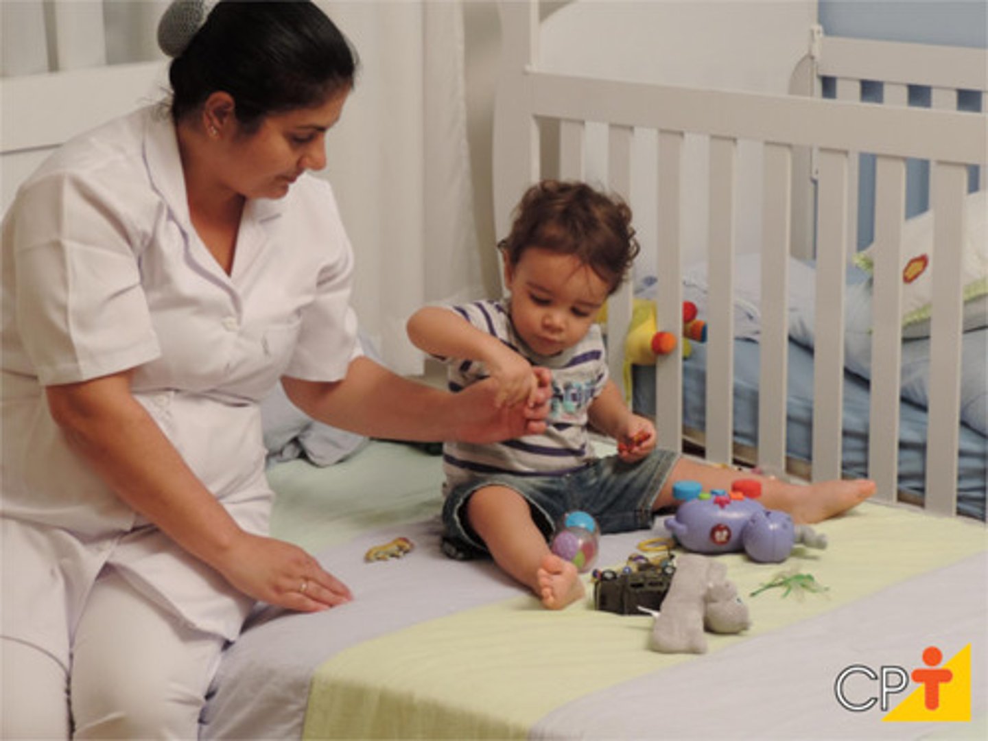 <p>someone who takes care of children while parents are away : người trông trẻ</p>