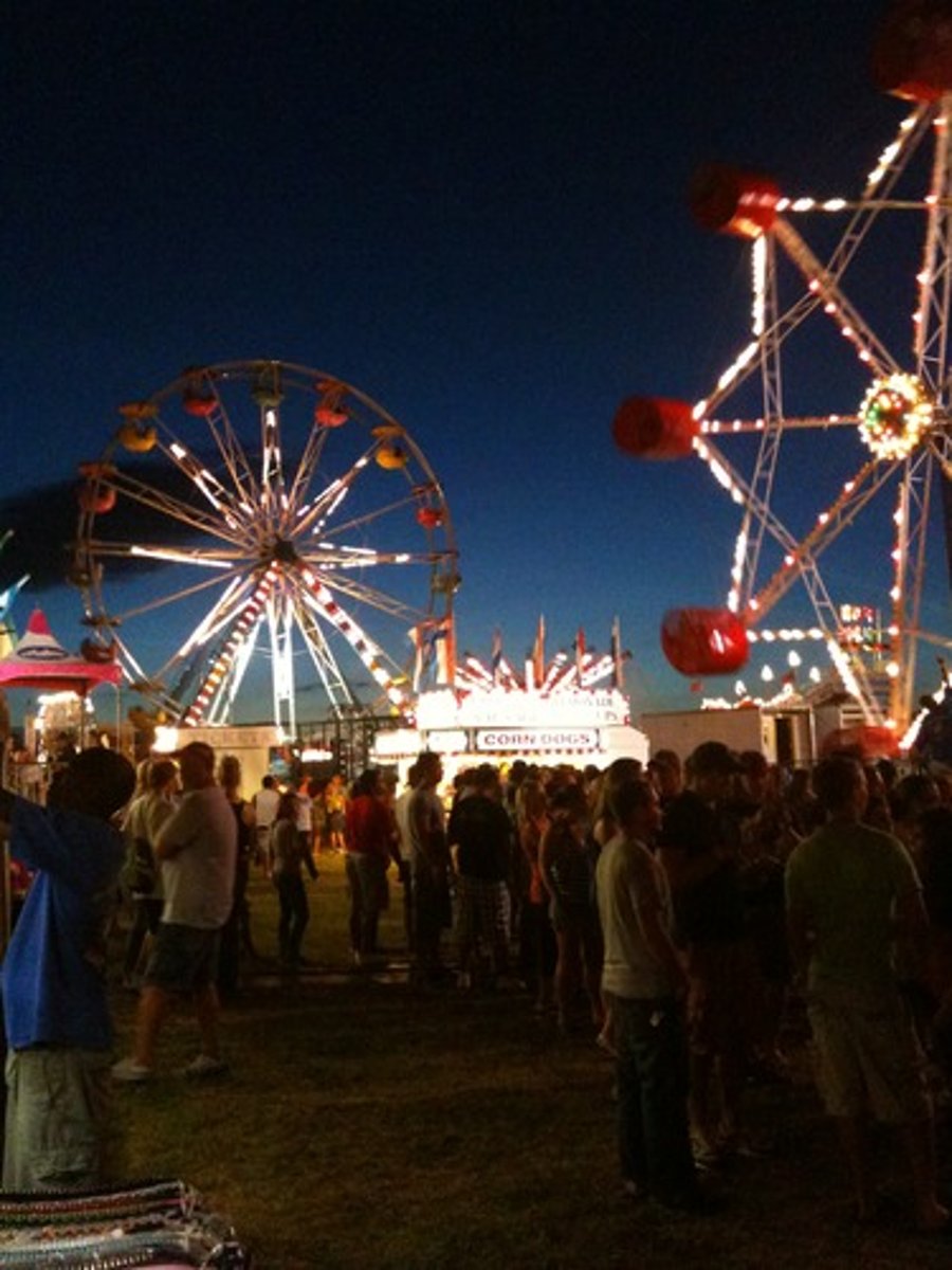 <p>(adj.) festive, sociable, having fun together, genial</p><p>Synonyms: fun-loving, jovial, merry</p><p>think: convivial - carnival</p>