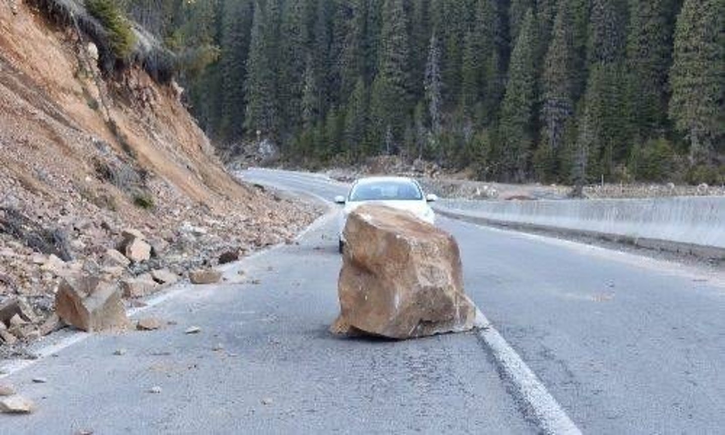 <p>らくせき</p><p>камнепад</p><p>山で落石がありました。</p>