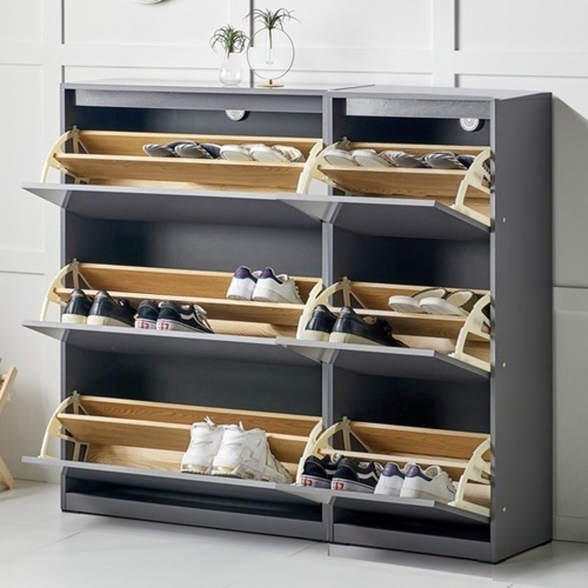 <p>tủ giày<br>구두를 신발장에 돟아요.<br>Đặt giày vào kệ/tủ giày</p>